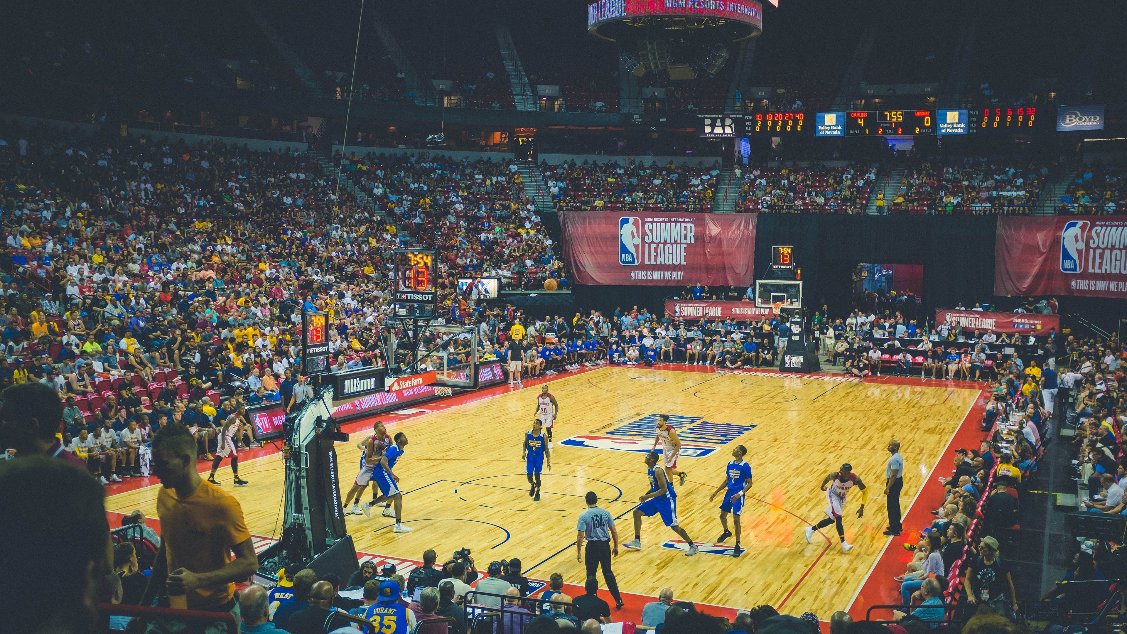 当新疆戈壁的风吹进夏洛特,库里如何用攻防统治诠释篮球的唯一性