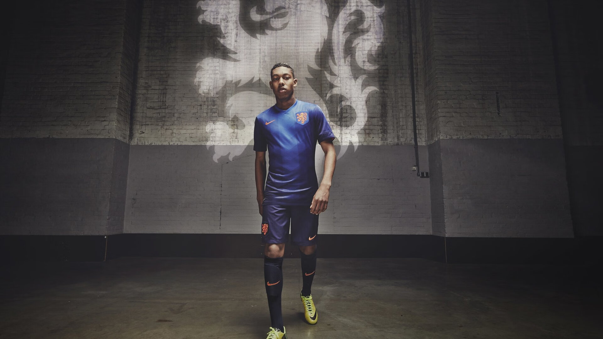 奥亚尔萨瓦尔闪耀绝境，曼联险胜里昂背后的战术博弈与个人英雄主义